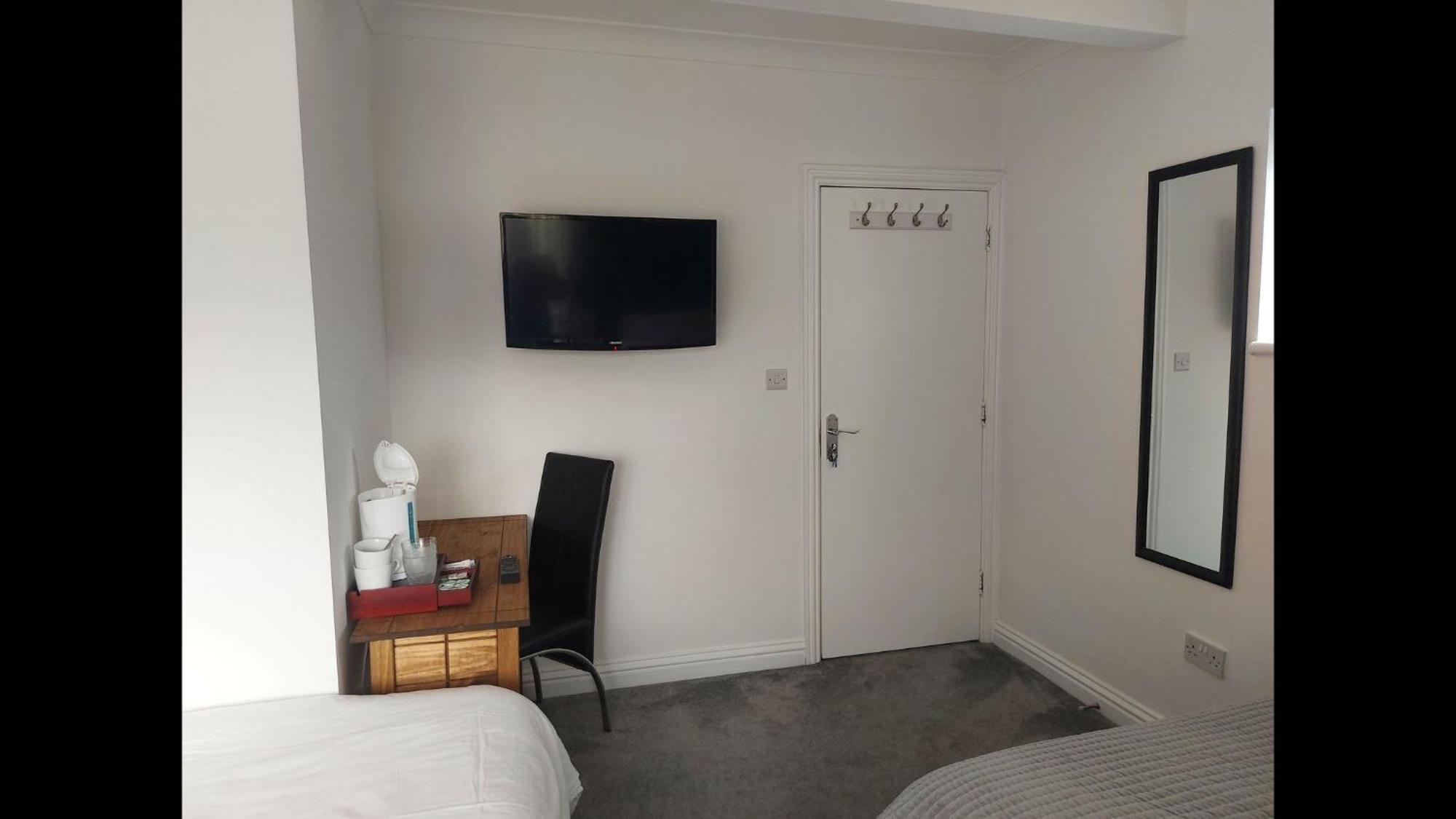 Room In Guest Room - Family Room With Private Bathroom Edgware Exterior foto