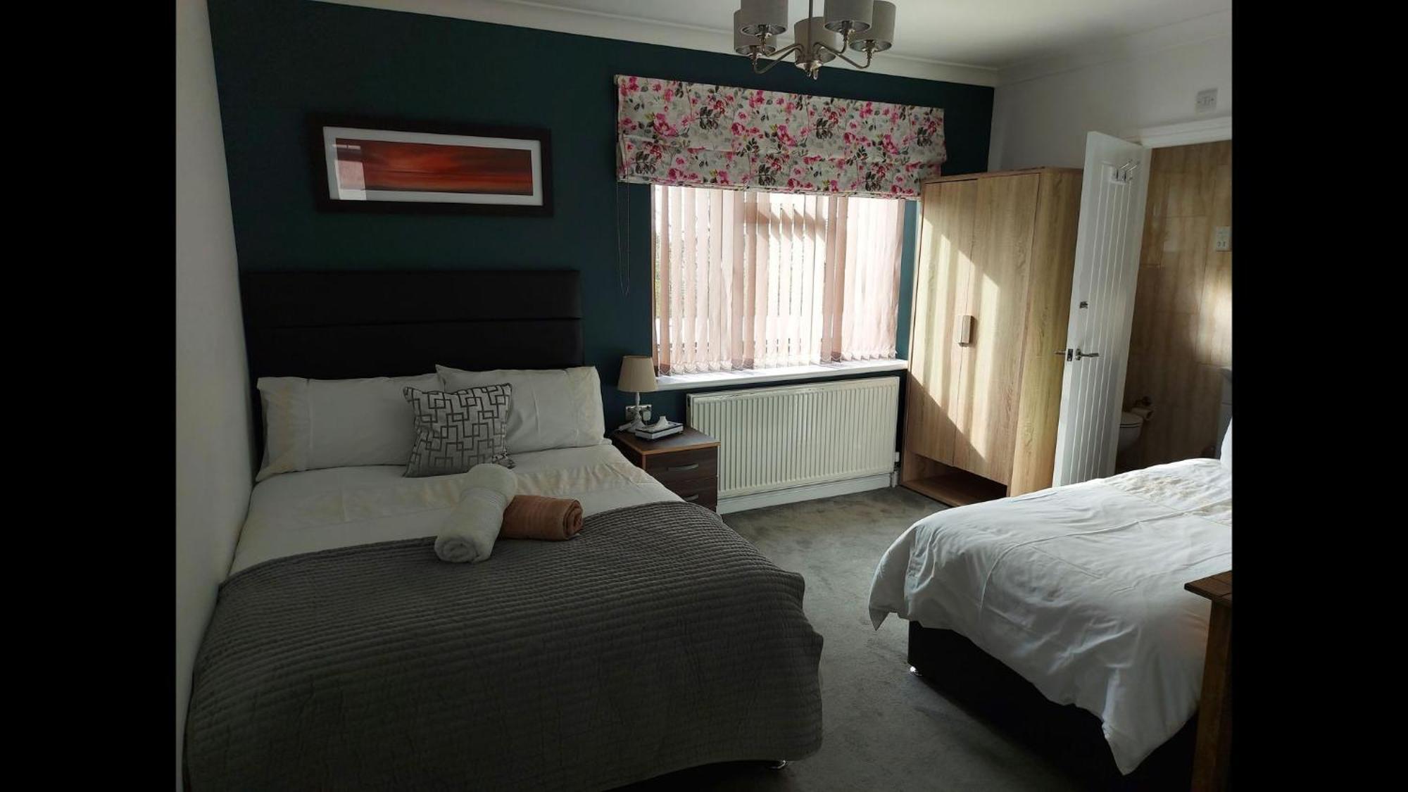 Room In Guest Room - Family Room With Private Bathroom Edgware Exterior foto