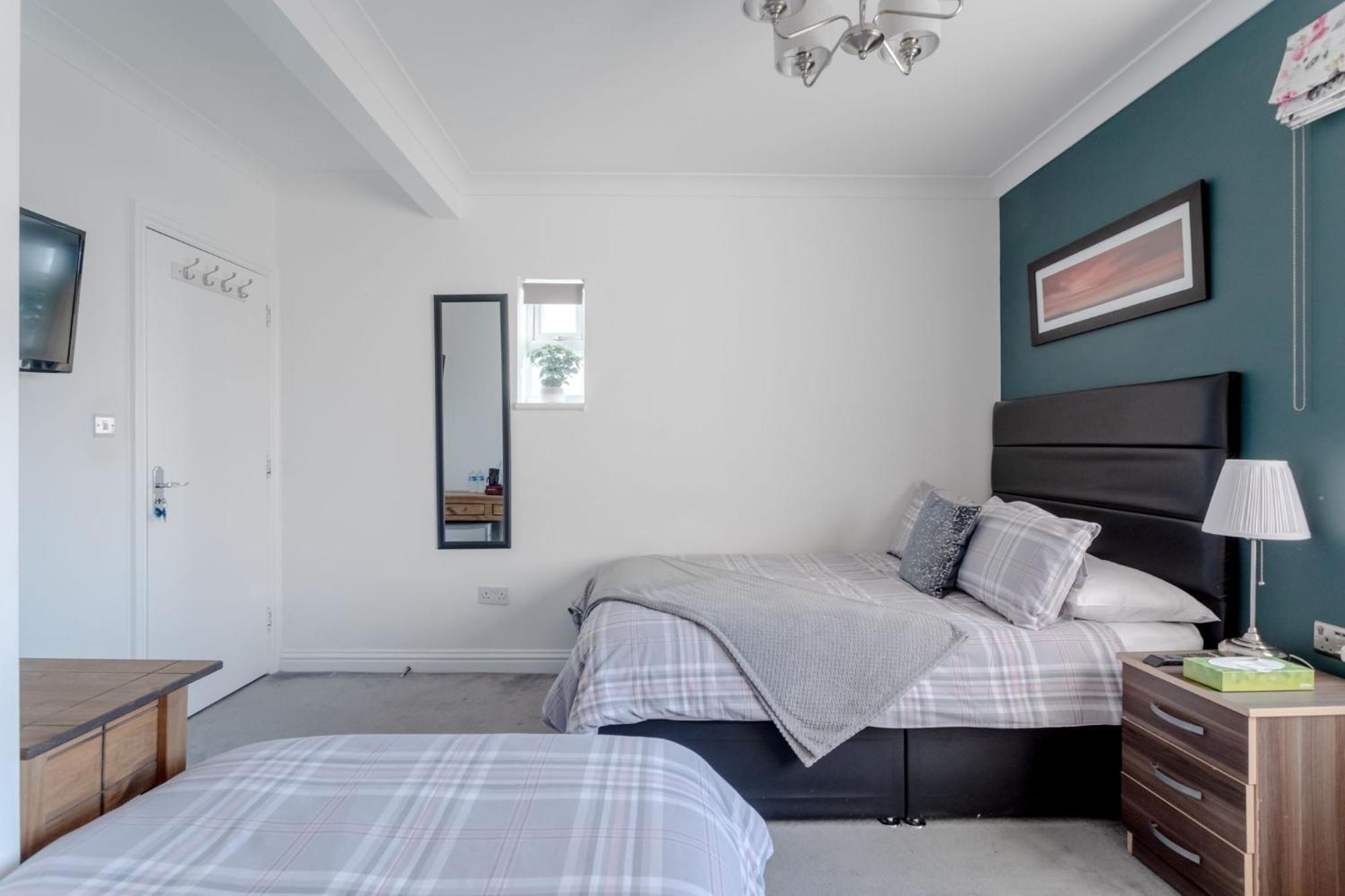 Room In Guest Room - Family Room With Private Bathroom Edgware Exterior foto