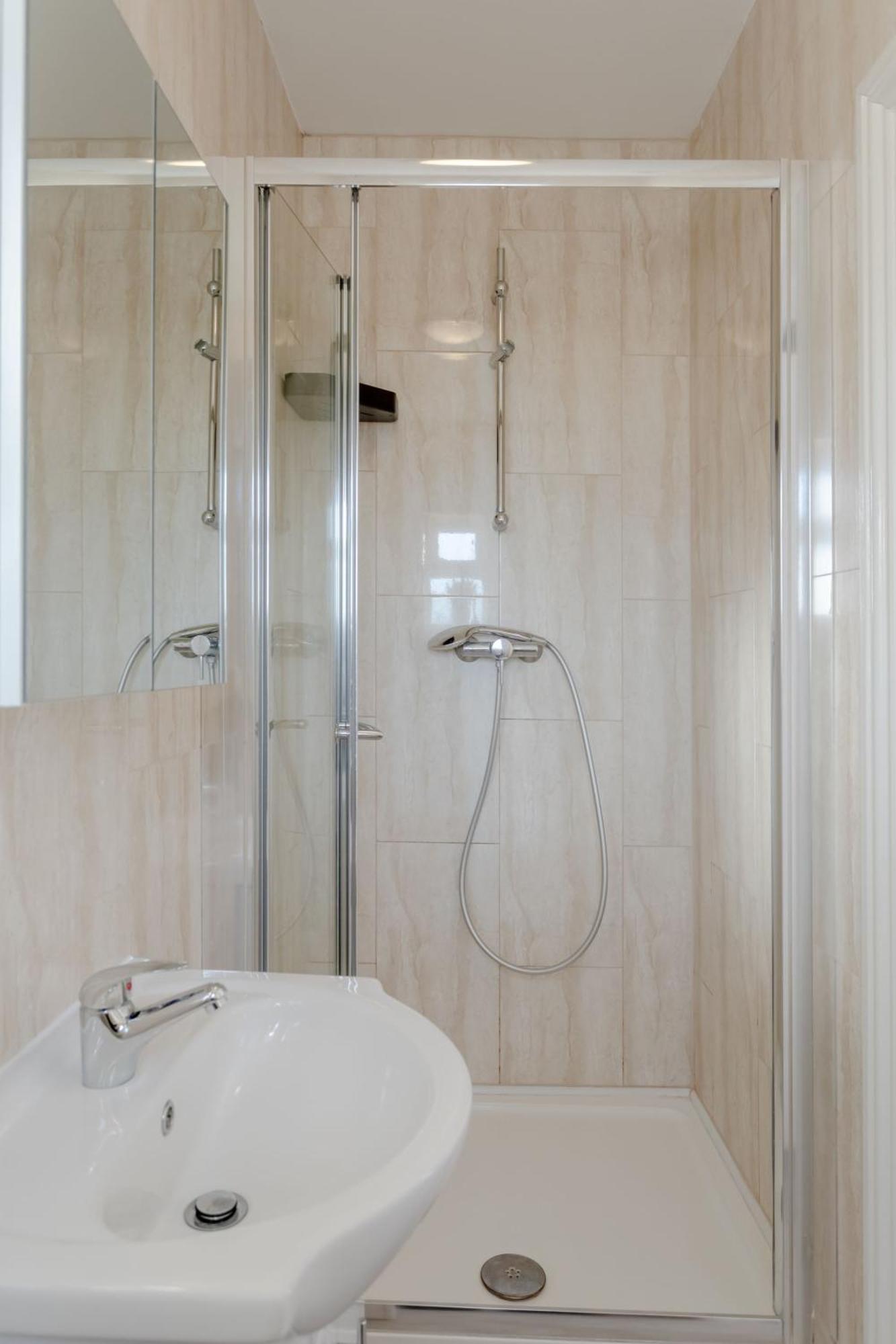 Room In Guest Room - Family Room With Private Bathroom Edgware Exterior foto