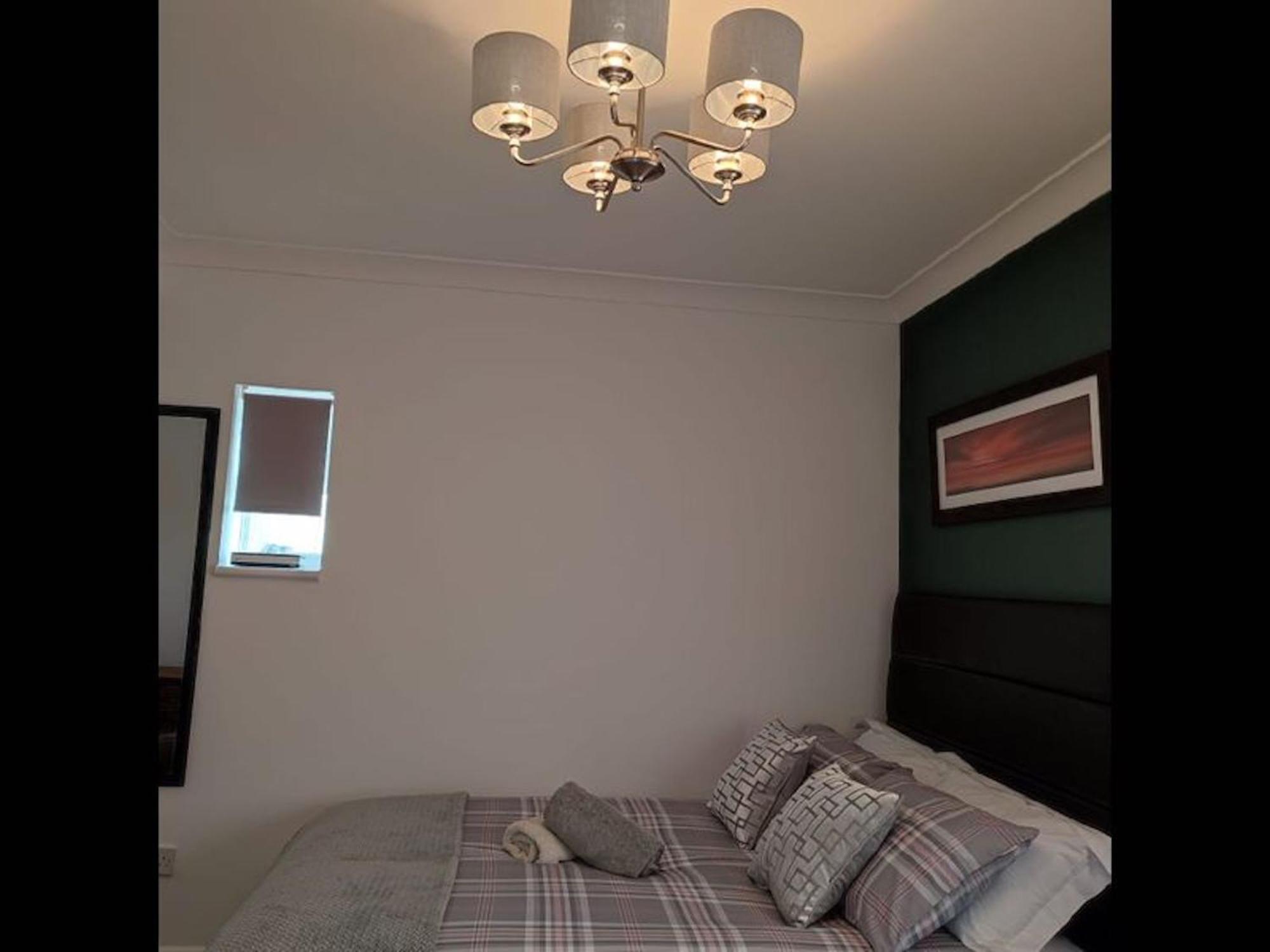 Room In Guest Room - Family Room With Private Bathroom Edgware Exterior foto