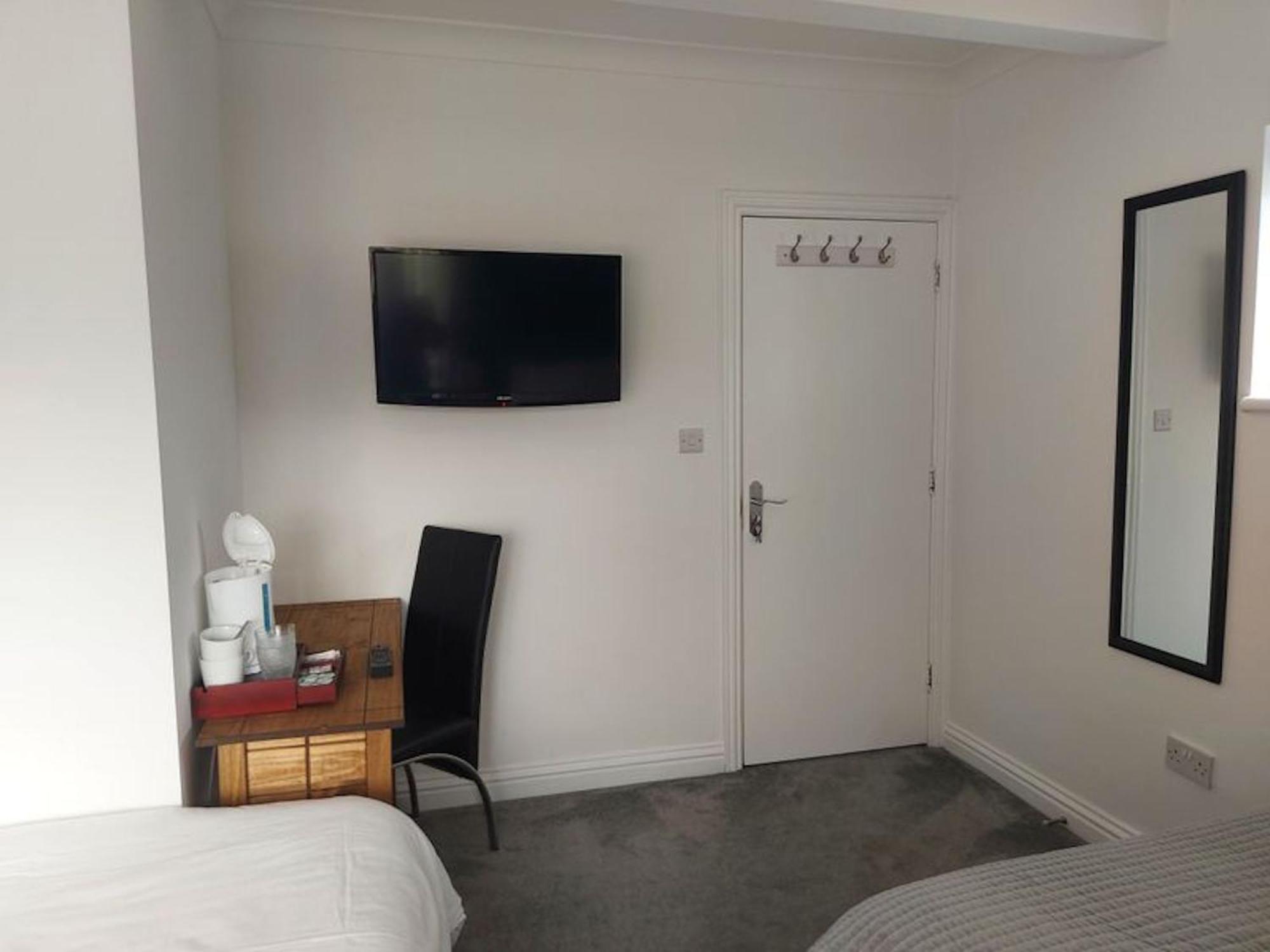Room In Guest Room - Family Room With Private Bathroom Edgware Exterior foto