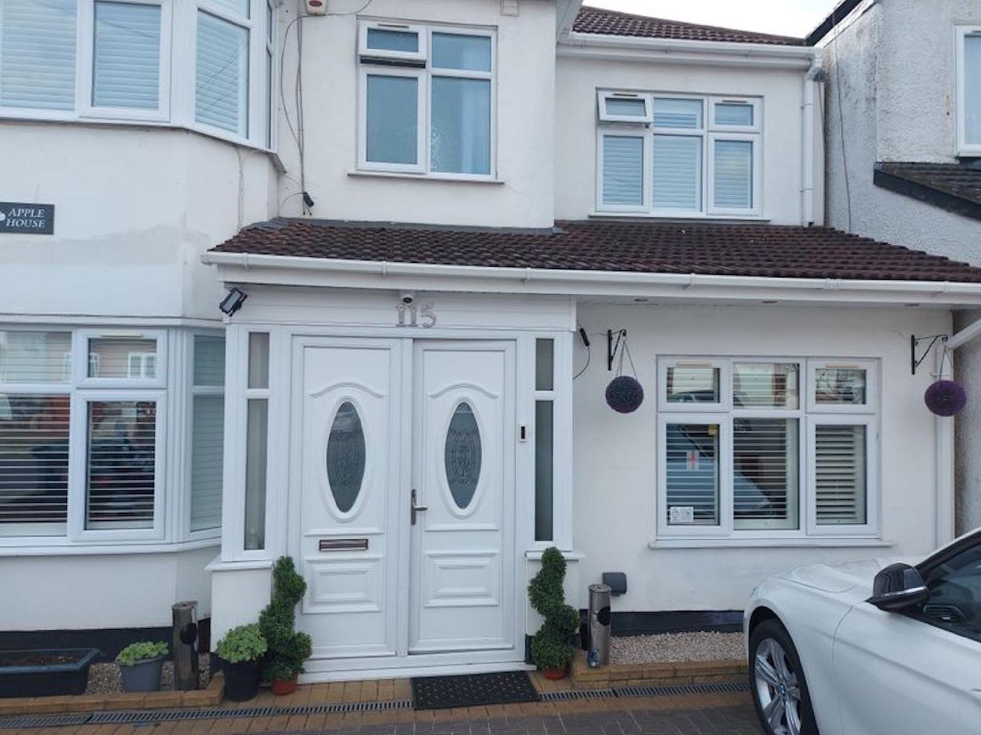 Room In Guest Room - Family Room With Private Bathroom Edgware Exterior foto