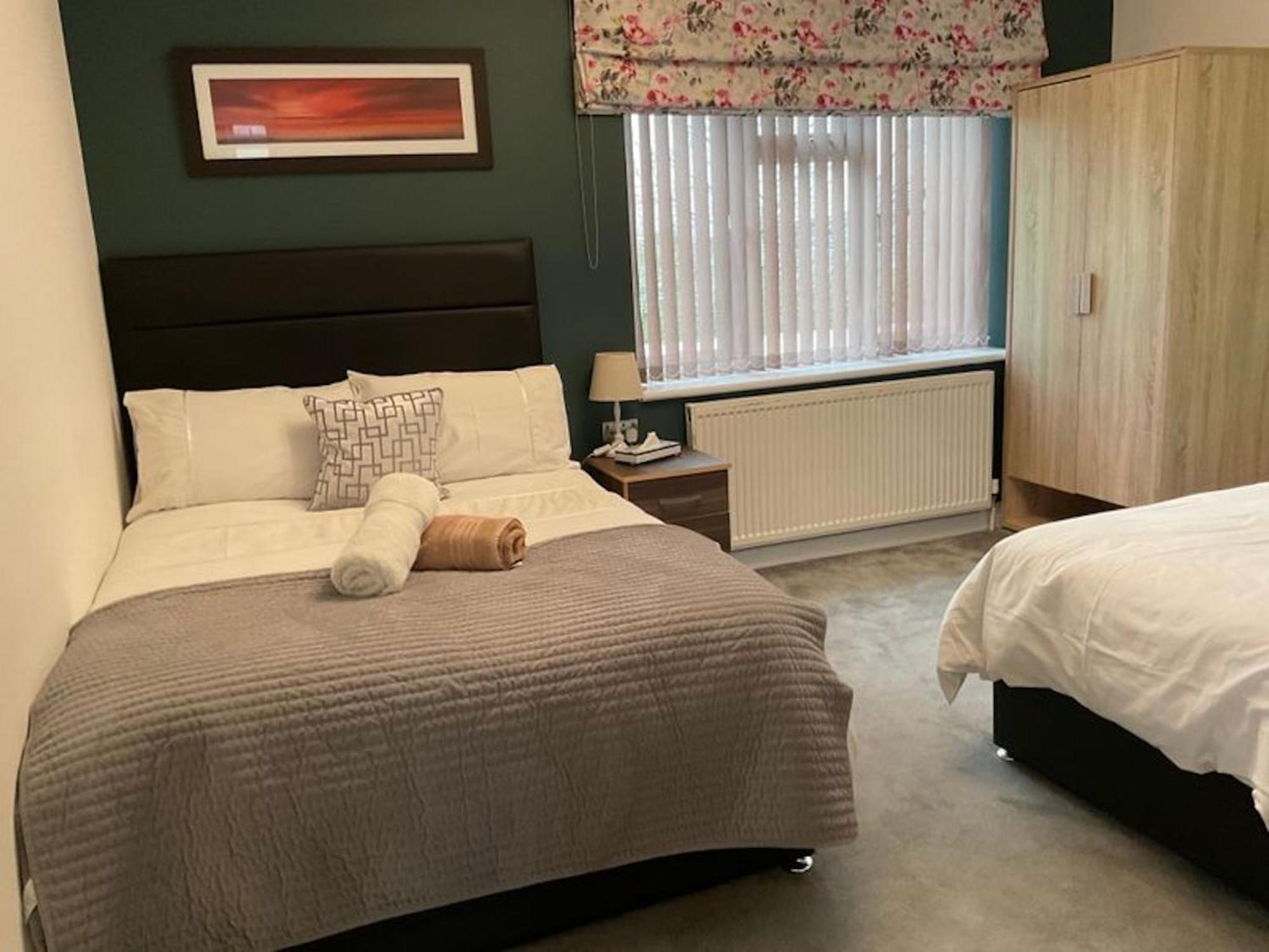 Room In Guest Room - Family Room With Private Bathroom Edgware Exterior foto